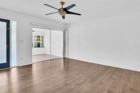 Condo in Palm Harbor, Florida, 2 bedrooms  № 2196570 - photo 7