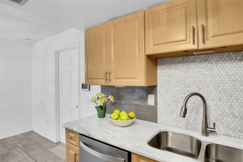 Condo in Palm Harbor, Florida, 2 bedrooms  № 2196570 - photo 16