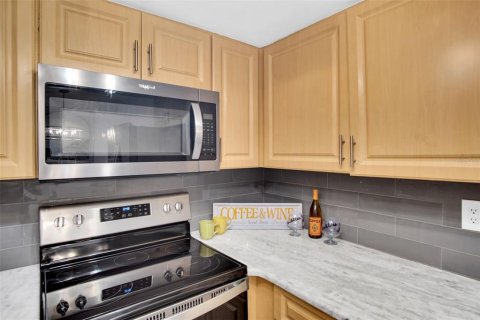 Condo in Palm Harbor, Florida, 2 bedrooms  № 2196570 - photo 15