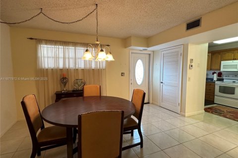 Condo in Pembroke Pines, Florida, 1 bedroom № 1922288 - photo 11