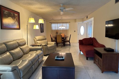 Condo in Pembroke Pines, Florida, 1 bedroom № 1922288 - photo 5