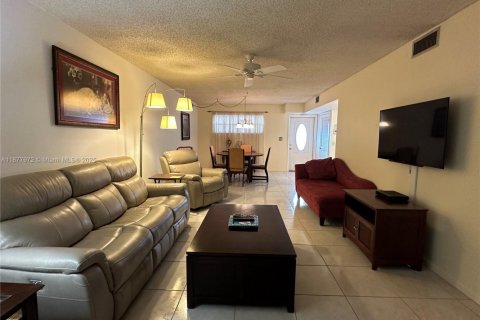 Condo in Pembroke Pines, Florida, 1 bedroom № 1922288 - photo 6
