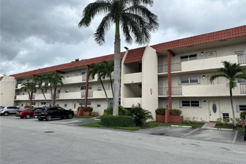 Condo in Pembroke Pines, Florida, 1 bedroom № 1922288 - photo 3