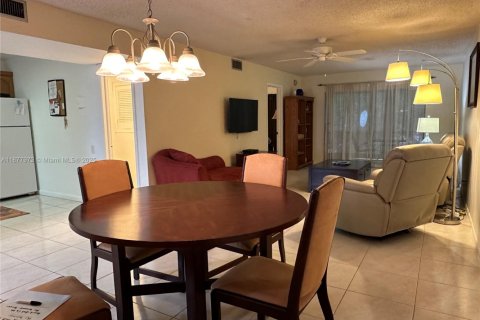 Condo in Pembroke Pines, Florida, 1 bedroom № 1922288 - photo 12