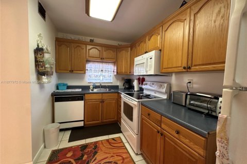 Condo in Pembroke Pines, Florida, 1 bedroom № 1922288 - photo 15