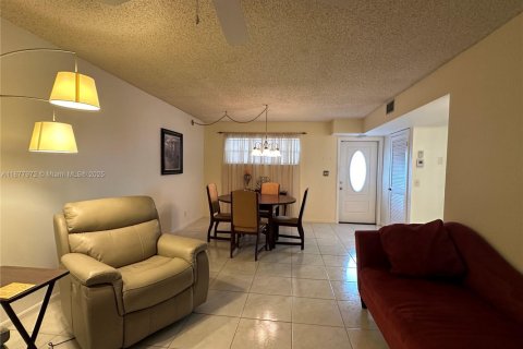 Condo in Pembroke Pines, Florida, 1 bedroom № 1922288 - photo 9
