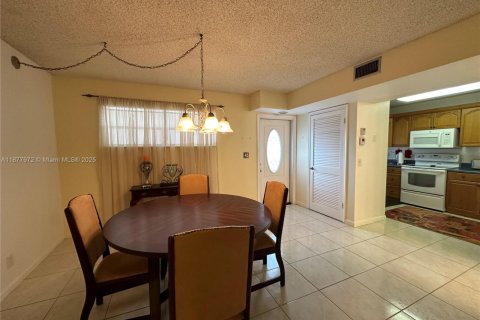 Condo in Pembroke Pines, Florida, 1 bedroom № 1922288 - photo 10