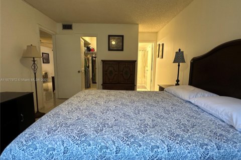 Condo in Pembroke Pines, Florida, 1 bedroom № 1922288 - photo 23