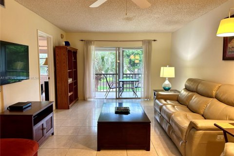 Condo in Pembroke Pines, Florida, 1 bedroom № 1922288 - photo 8