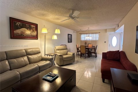 Condo in Pembroke Pines, Florida, 1 bedroom № 1922288 - photo 7
