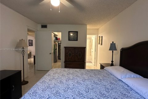 Condo in Pembroke Pines, Florida, 1 bedroom № 1922288 - photo 22