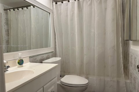 Condo in Pembroke Pines, Florida, 1 bedroom № 1922288 - photo 25