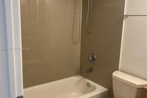 Condominio en alquiler en Hialeah, Florida, 2 dormitorios, 83.61 m2 № 2038854 - foto 5