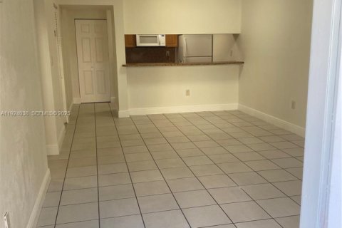 Condominio en alquiler en Hialeah, Florida, 2 dormitorios, 83.61 m2 № 2038854 - foto 3