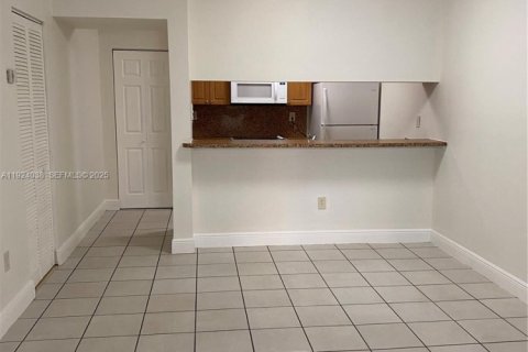 Condominio en alquiler en Hialeah, Florida, 2 dormitorios, 83.61 m2 № 2038854 - foto 6