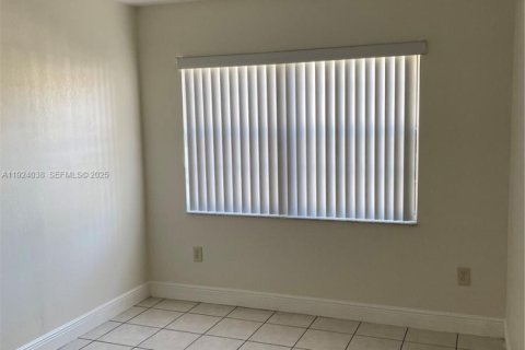 Condominio en alquiler en Hialeah, Florida, 2 dormitorios, 83.61 m2 № 2038854 - foto 4