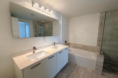 Apartamento en alquiler en Miami, Florida, 1 dormitorio, 65.12 m2 № 2030974 - foto 1