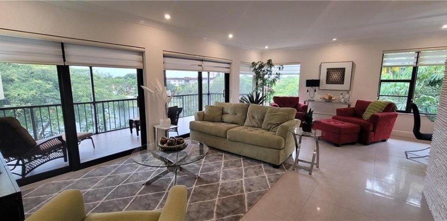 Condo in Lauderhill, Florida, 3 bedrooms  № 2191565