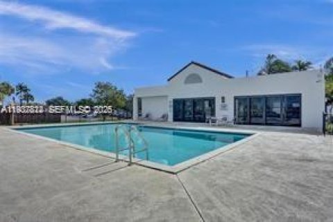 Condo in Oakland Park, Florida, 2 bedrooms № 2152611
