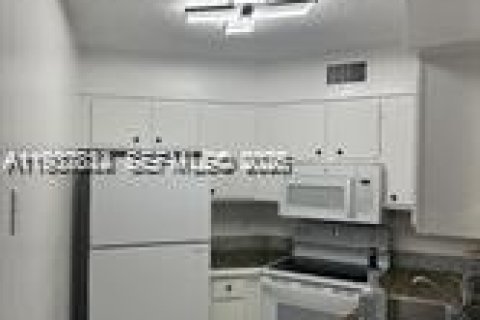 Condo in Oakland Park, Florida, 2 bedrooms  № 2152611 - photo 6