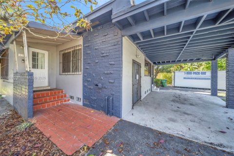 Casa en North Miami, Florida 2 dormitorios, 112.78 m2 № 2182608