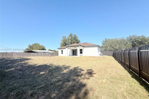 House in Punta Gorda, Florida 3 bedrooms, 98.76 sq.m. № 1987455 - photo 15