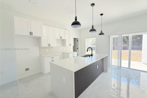 House in Punta Gorda, Florida 3 bedrooms, 98.76 sq.m. № 1987455 - photo 5