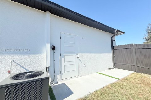 House in Punta Gorda, Florida 3 bedrooms, 98.76 sq.m. № 1987455 - photo 13