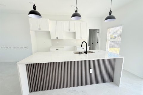 House in Punta Gorda, Florida 3 bedrooms, 98.76 sq.m. № 1987455 - photo 4