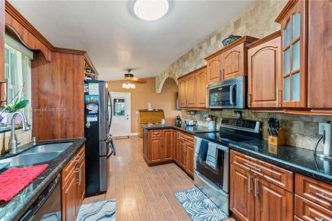 Купить виллу или дом в Хомстед, Флорида 4 спальни, 163.14м2, № 2023027 - фото 15