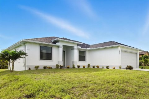 Купить виллу или дом в Кейп-Корал, Флорида 3 спальни, 136.94м2, № 1941660 - фото 1