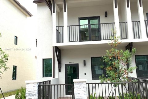 Adosado en alquiler en Doral, Florida, 3 dormitorios, 173.36 m2 № 2011808 - foto 2