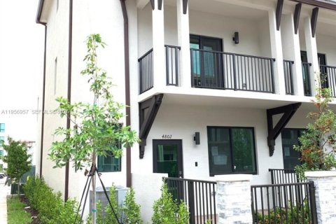Adosado en Doral, Florida 3 dormitorios, 173.36 m2 № 2011808