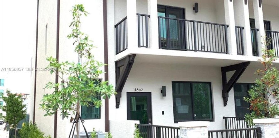 Adosado en Doral, Florida 3 dormitorios, 173.36 m2 № 2011808