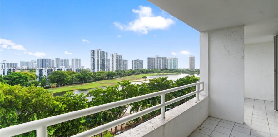 Condo à Aventura, Floride, 2 chambres № 1836214