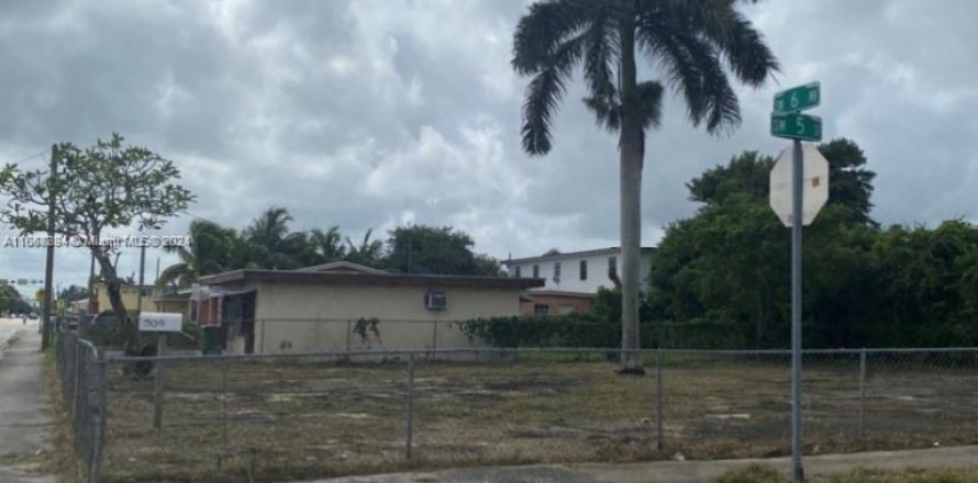 Commercial property in Homestead, Florida № 1764952