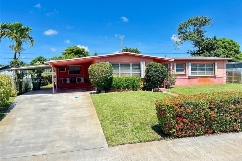 Casa en venta en Miami Gardens, Florida, 4 dormitorios, 169.83 m2 № 1790995 - foto 1