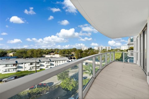Condo in North Miami Beach, Florida, 2 bedrooms  № 1811623 - photo 21