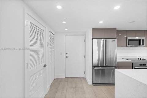 Condo in North Miami Beach, Florida, 2 bedrooms  № 1811623 - photo 4