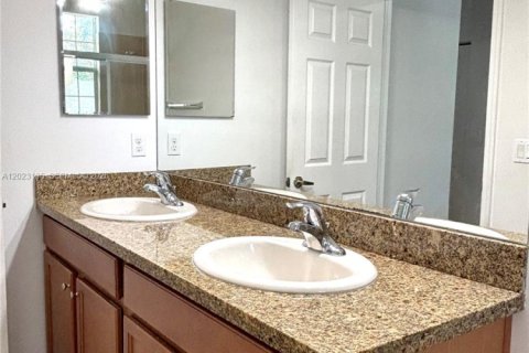 Townhouse in Miramar, Florida 3 bedrooms, 155.33 sq.m. № 2086998 - photo 23