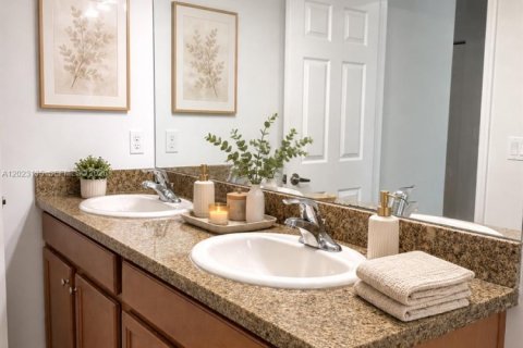 Townhouse in Miramar, Florida 3 bedrooms, 155.33 sq.m. № 2086998 - photo 13