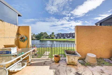 Copropriété à vendre à Pembroke Pines, Floride: 3 chambres, 136.75 m2 № 2020012 - photo 3