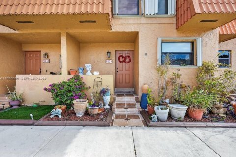 Copropriété à vendre à Pembroke Pines, Floride: 3 chambres, 136.75 m2 № 2020012 - photo 2