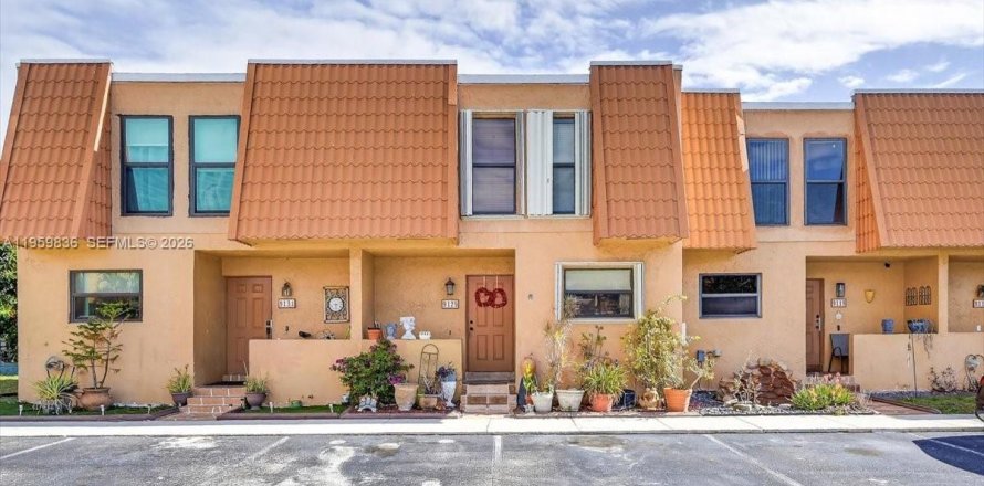 Condo à Pembroke Pines, Floride, 3 chambres  № 2020012