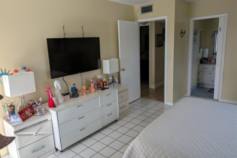 Condo in Deerfield Beach, Florida, 2 bedrooms № 2258172 - photo 9