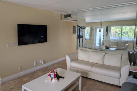 Condo in Deerfield Beach, Florida, 2 bedrooms № 2258172 - photo 5
