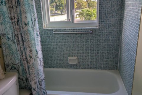 Condo in Deerfield Beach, Florida, 2 bedrooms № 2258172 - photo 13