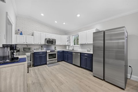 House in Homestead, Florida 4 bedrooms, 193.61 sq.m. № 2067030 - photo 20