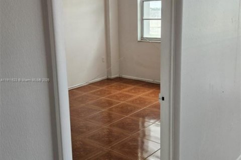 Condo in Miami, Florida, 1 bedroom  № 1971482 - photo 6