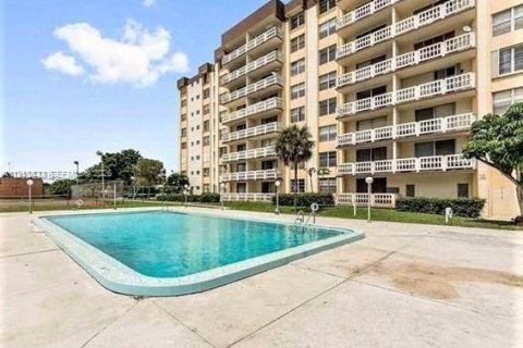 Condo in Miami, Florida, 1 bedroom  № 1971482 - photo 11